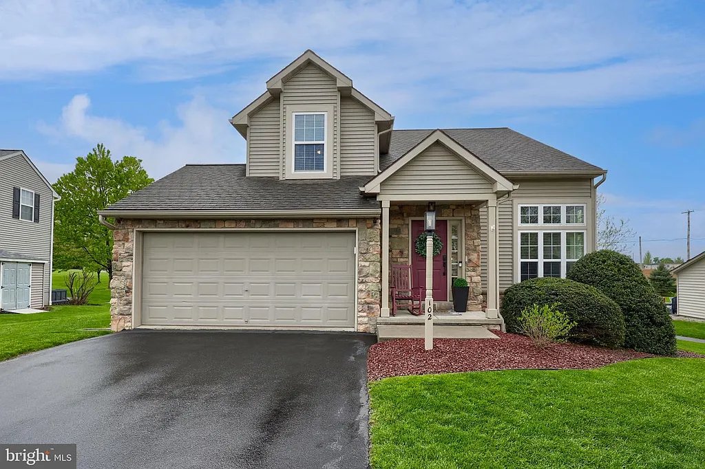 Ephrata House: 102 Bloomfield Dr