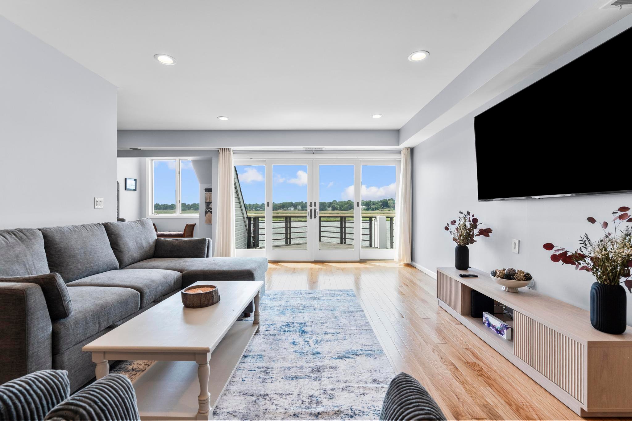 Milford Condo: 733 Popes Island Rd