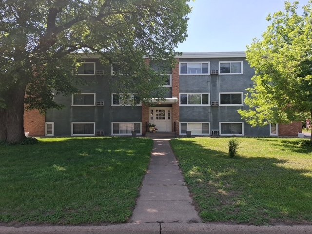 Brooklyn Center Apartment: 4819 Azelia Avenue North