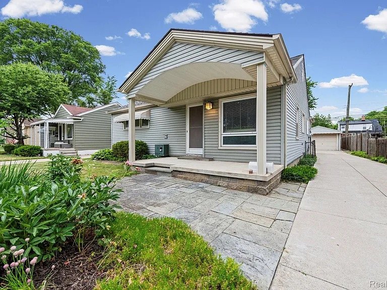 Royal oak House: 4010 Linwood Ave