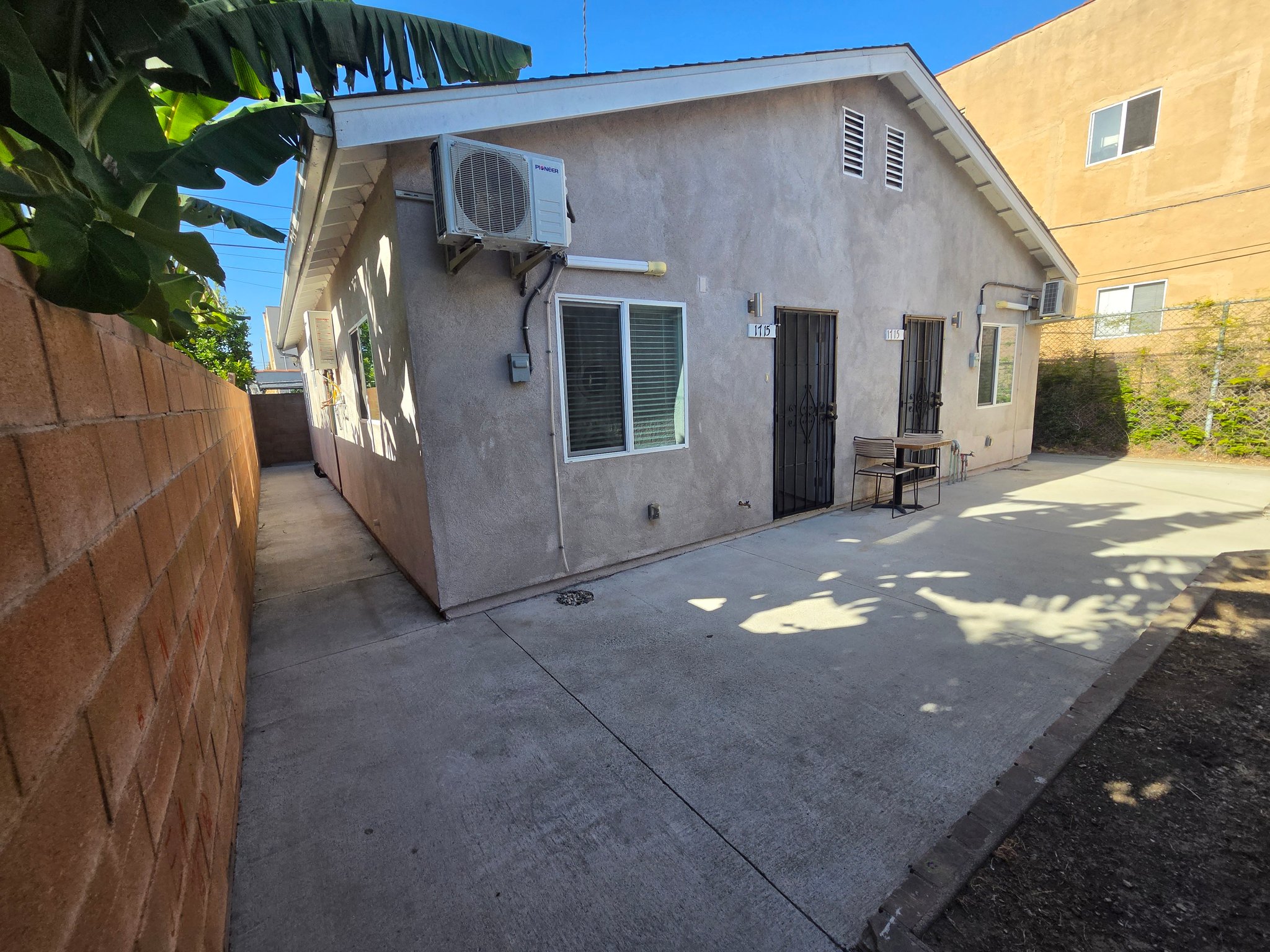 Los Angeles Apartment: 1715 W 64th St