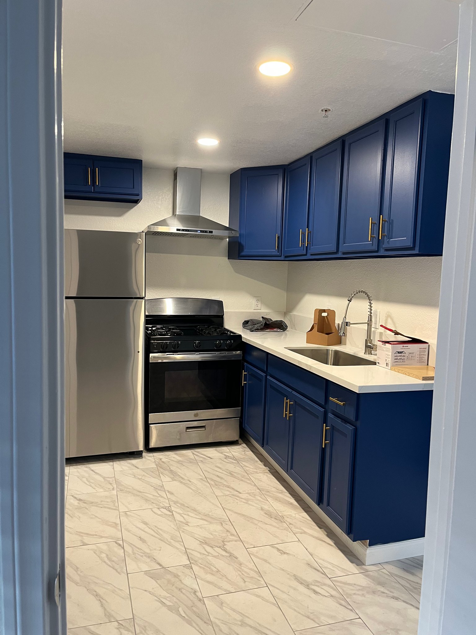 Los Angeles Apartment: 1072 Laguna Ave