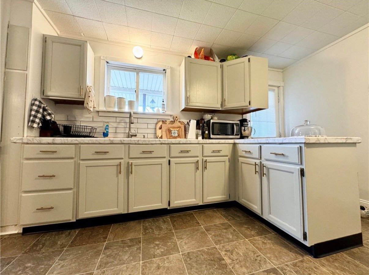 Elmira Apartment: 565 Thompson St