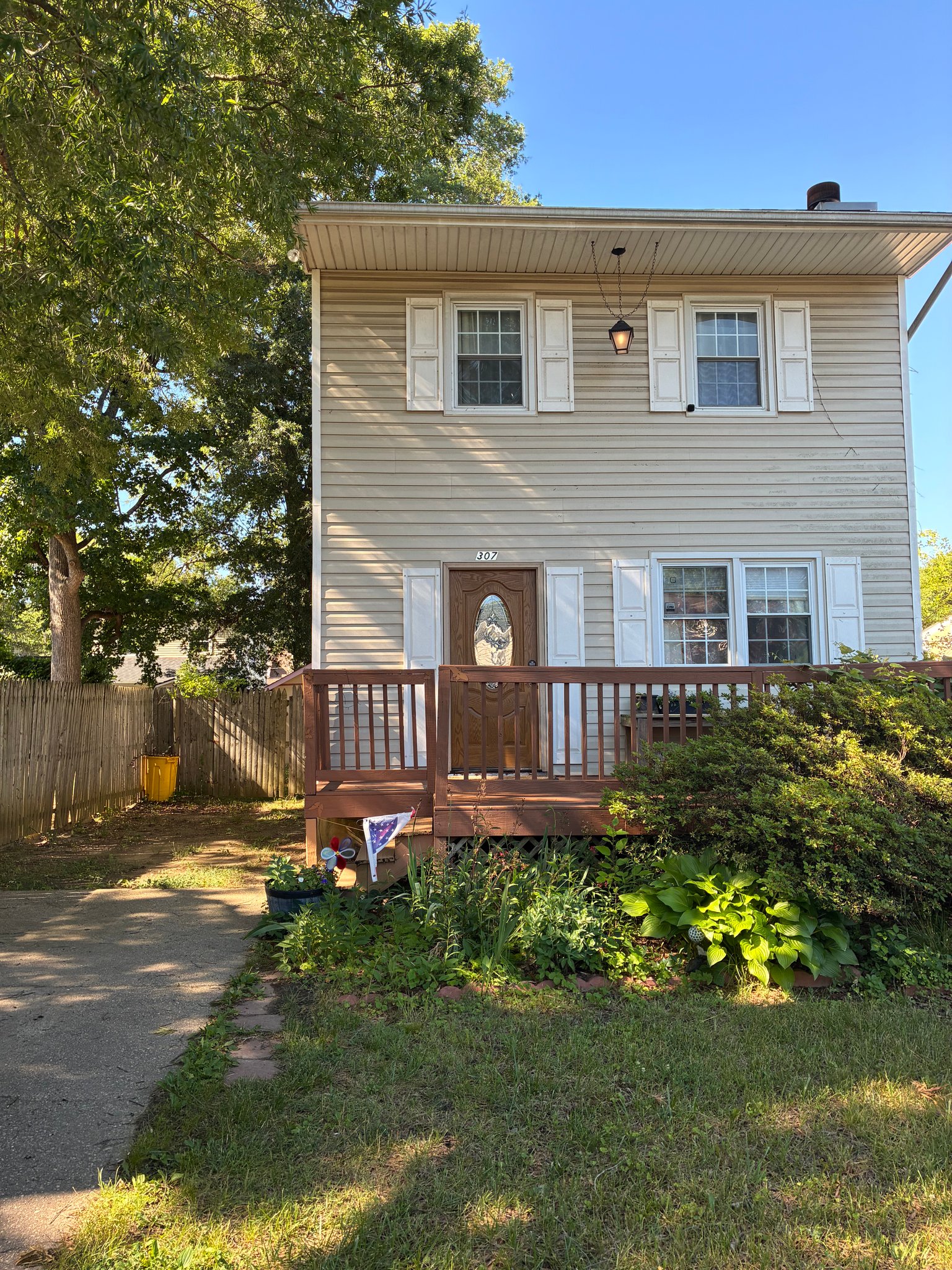 Edgewater House: 307 Bayview Dr