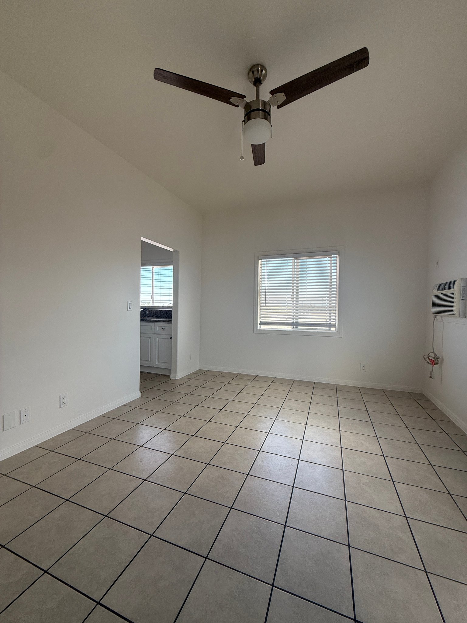 Long Beach Apartment: 2266 Locust