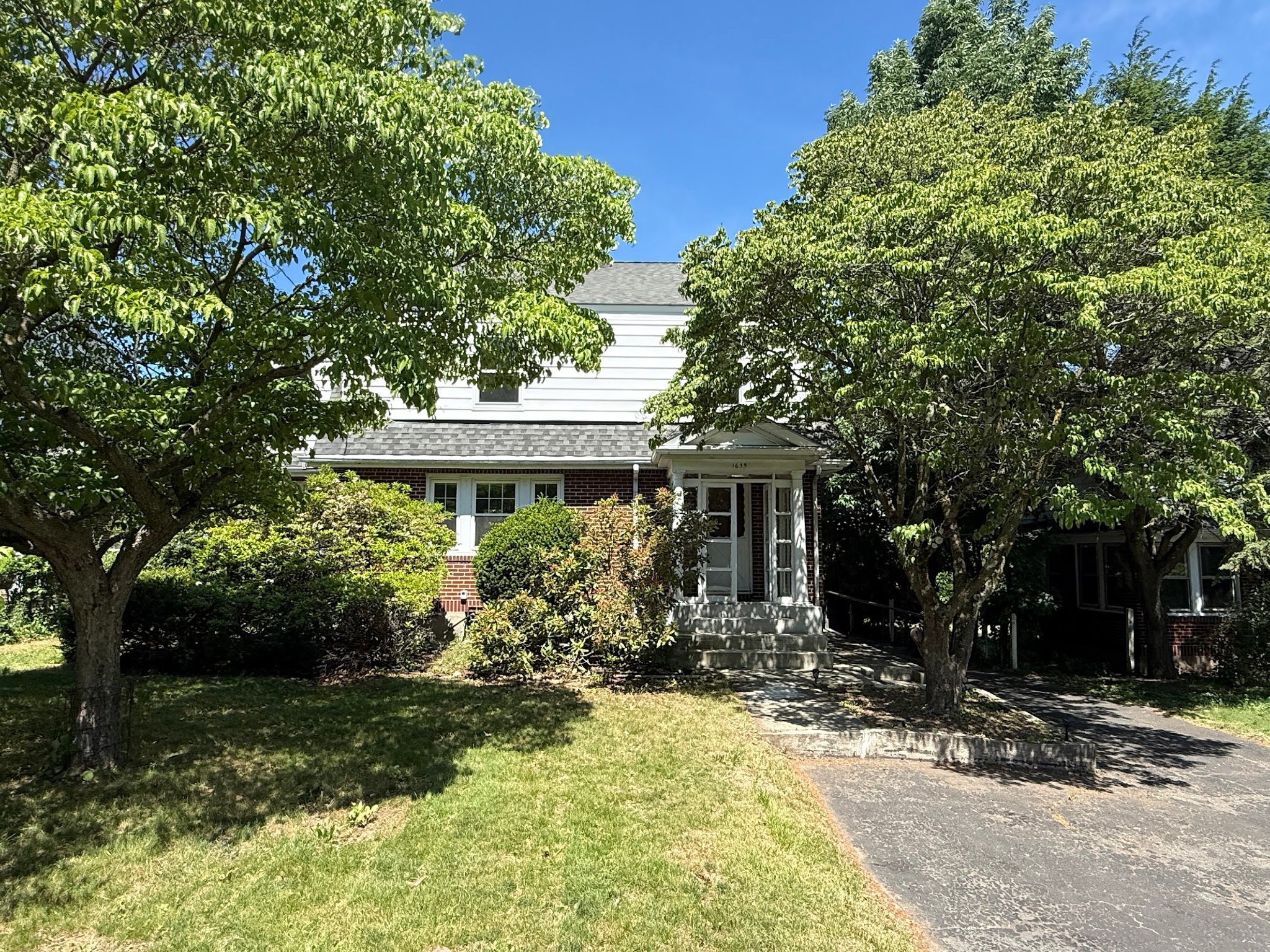 Newton House: 1639 Washington St