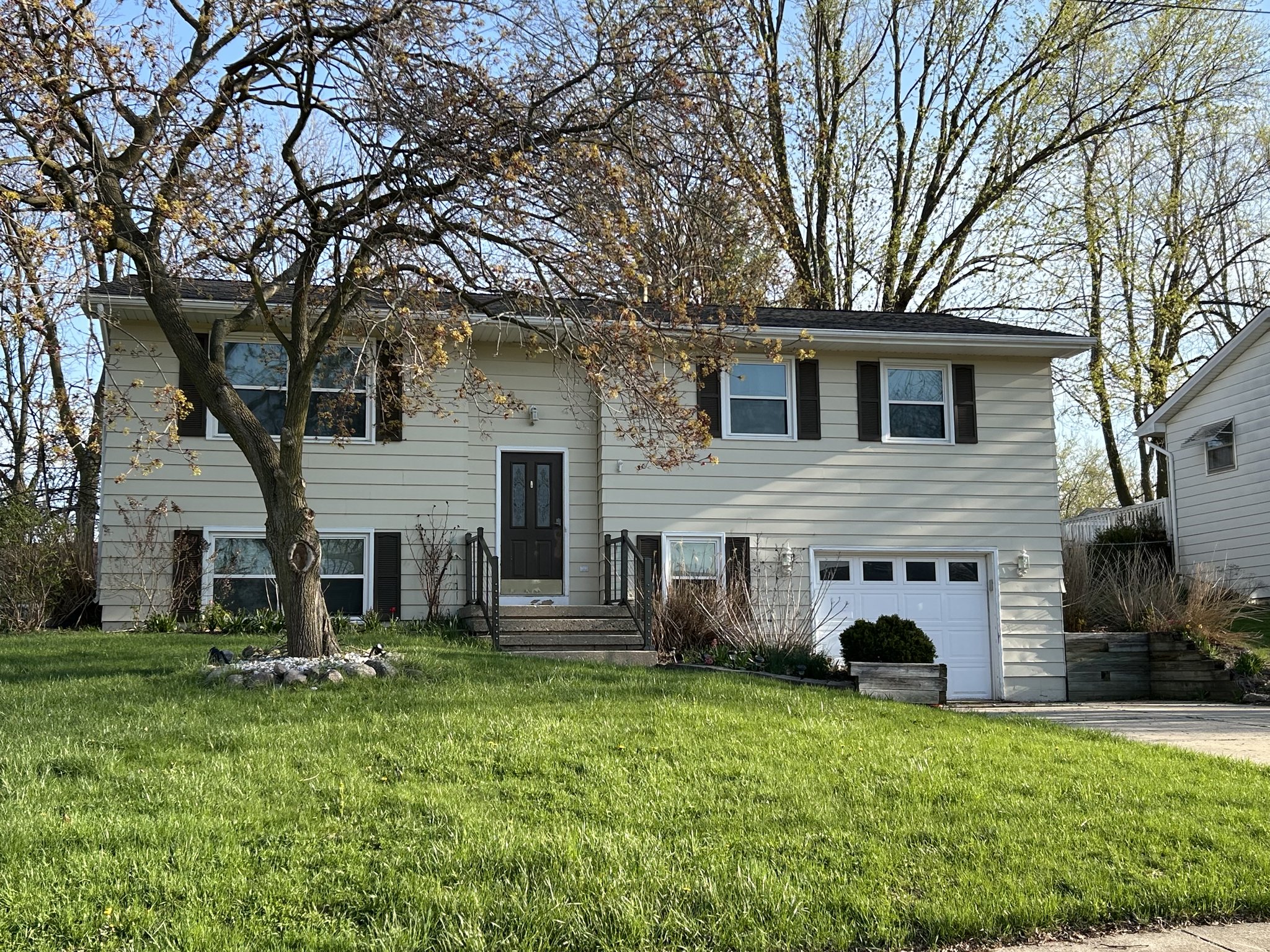 Grand Ledge House: 225 Bates St