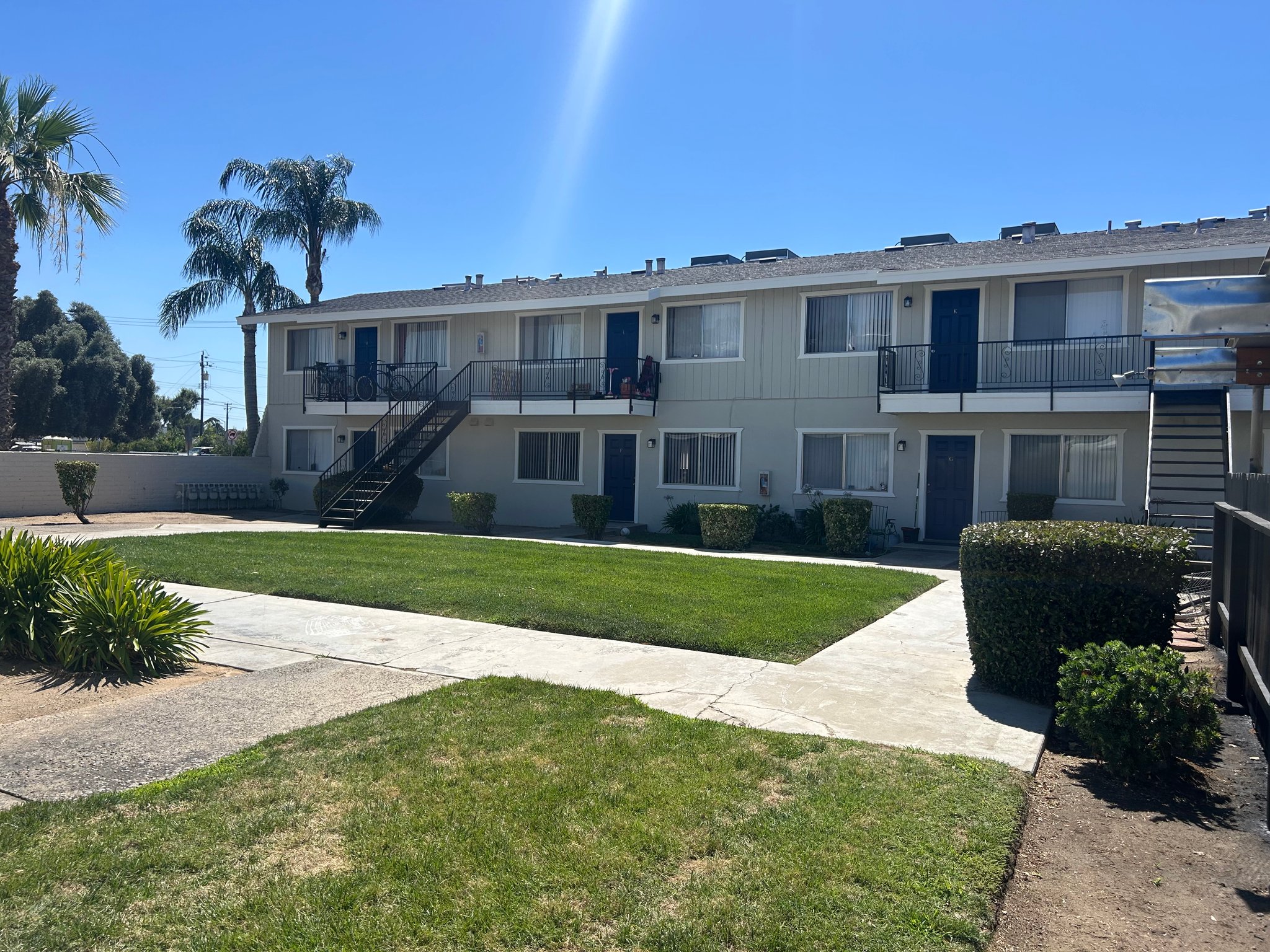 Clovis Apartment: 189 W. Santa Ana Ave