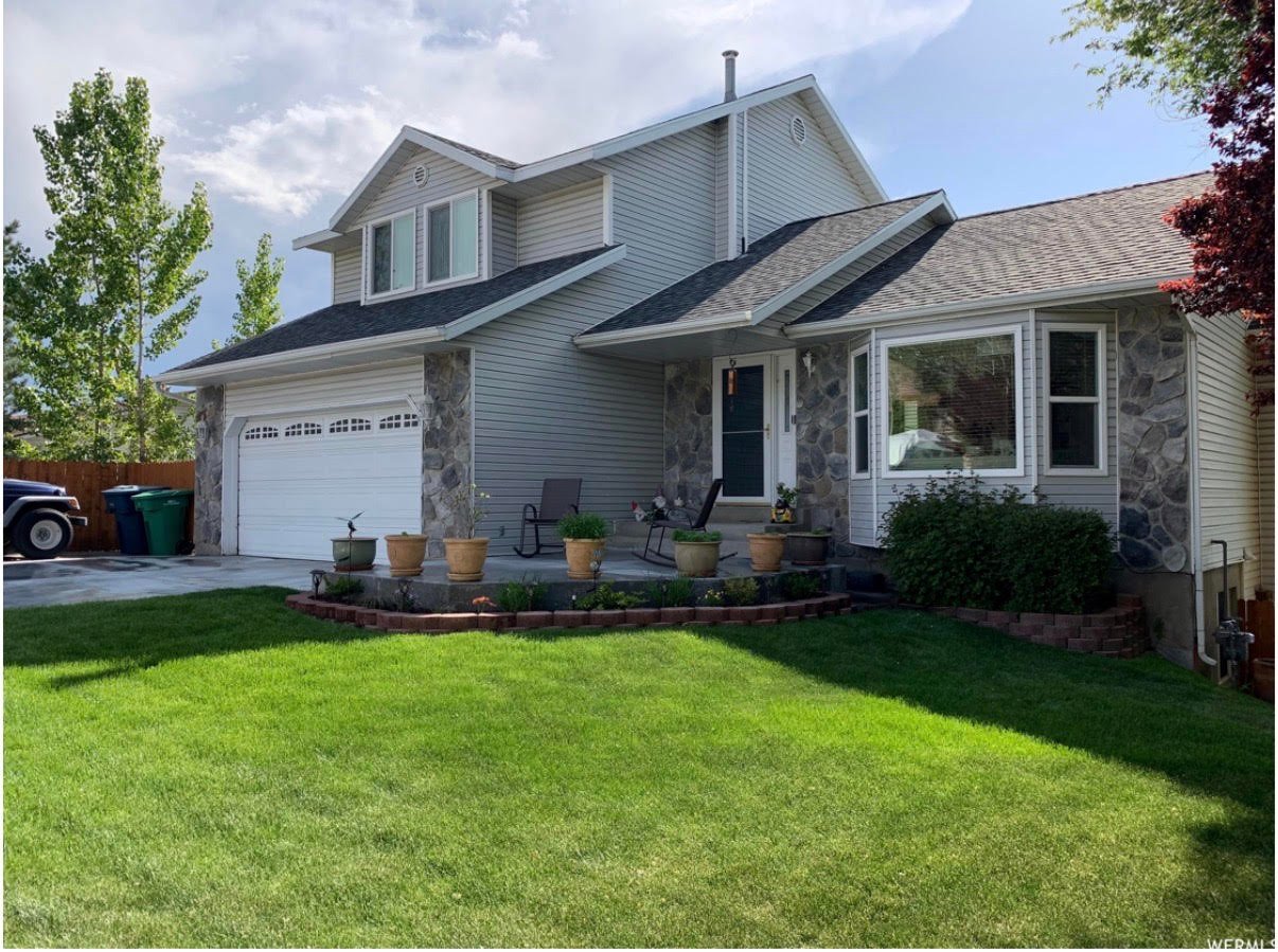 Sandy House: 9996 S Tamara St
