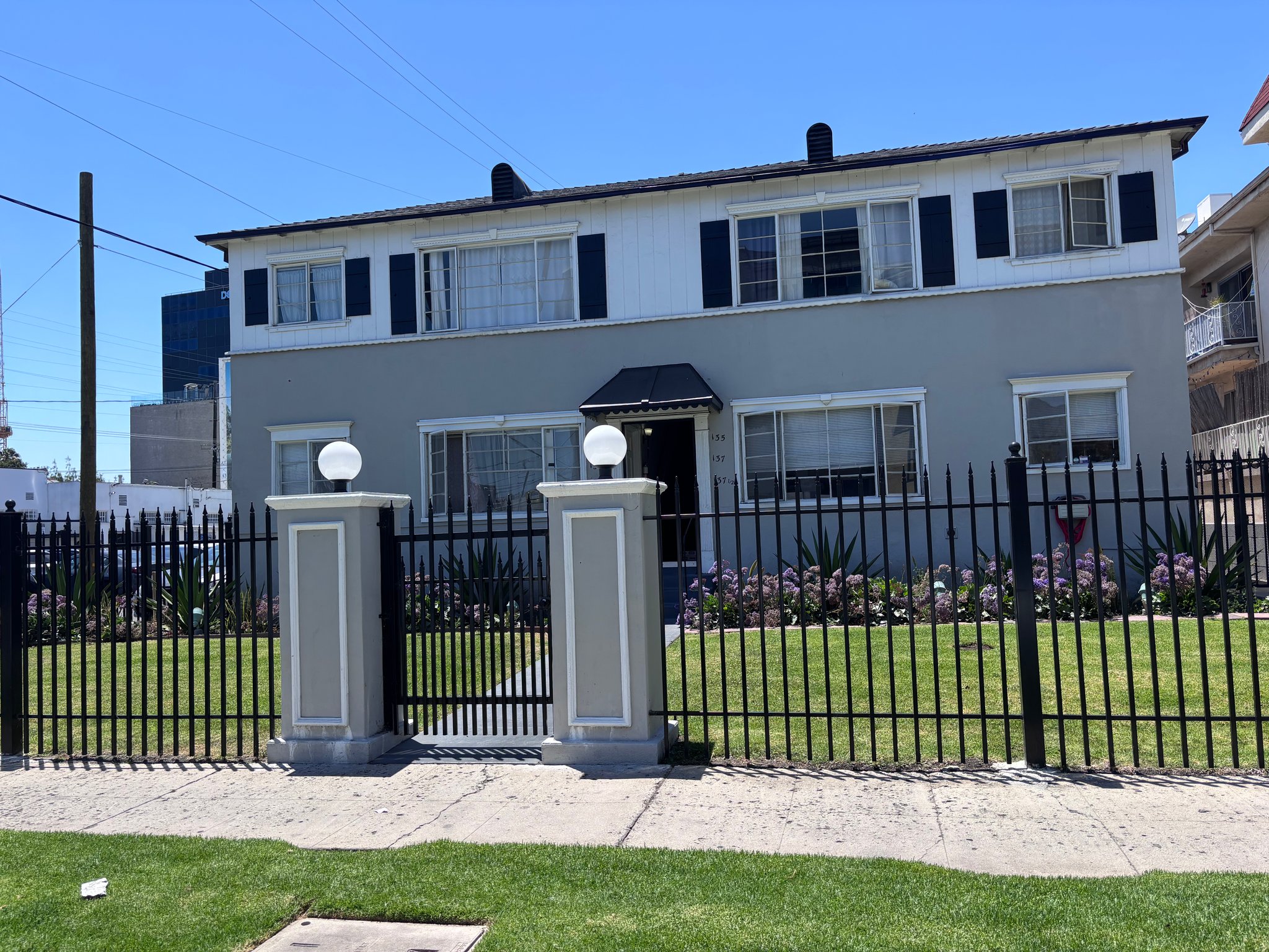 Los Angeles Apartment: 135 S Orlando Ave