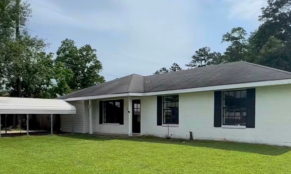 DeRidder House: 207 Dogwood Drive