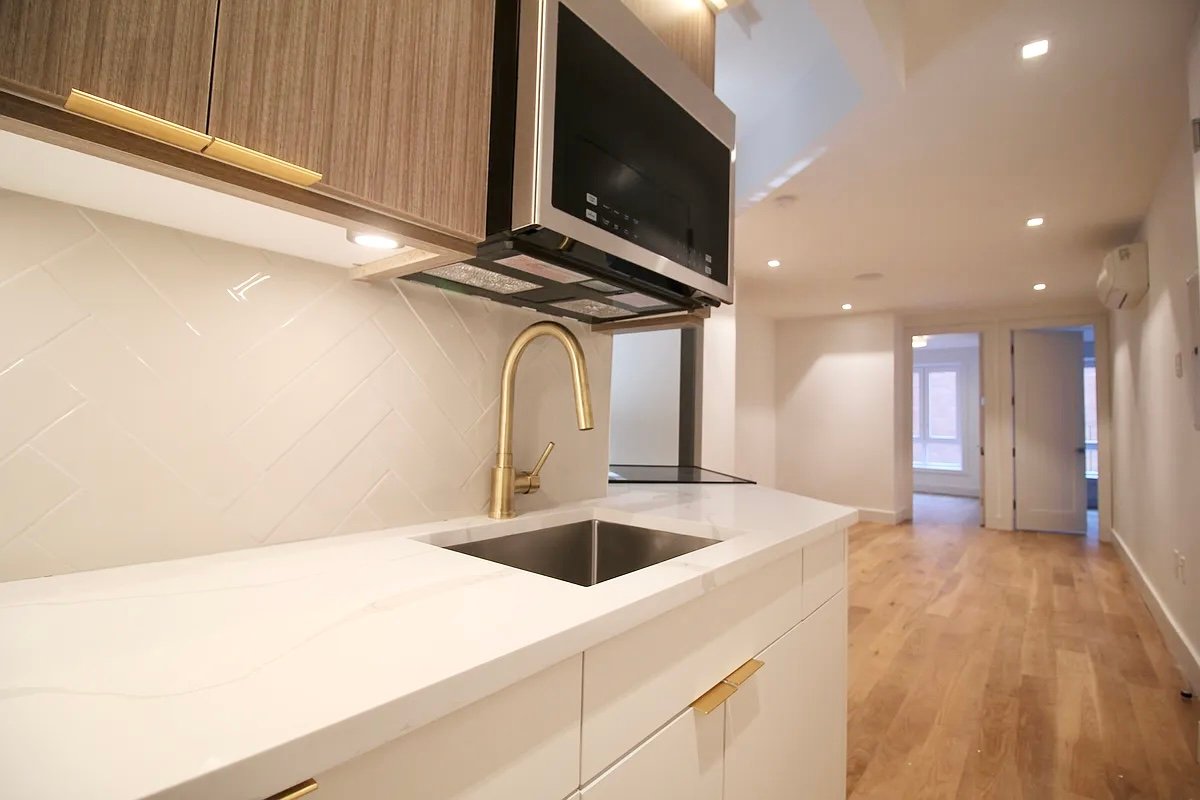 New York Apartment: 223 E 96th St