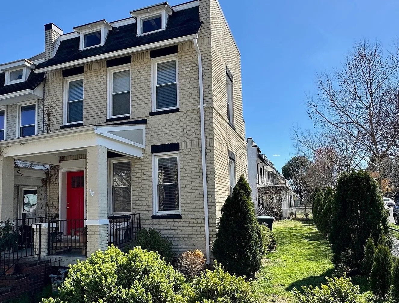 Washington House: 301 V St NE