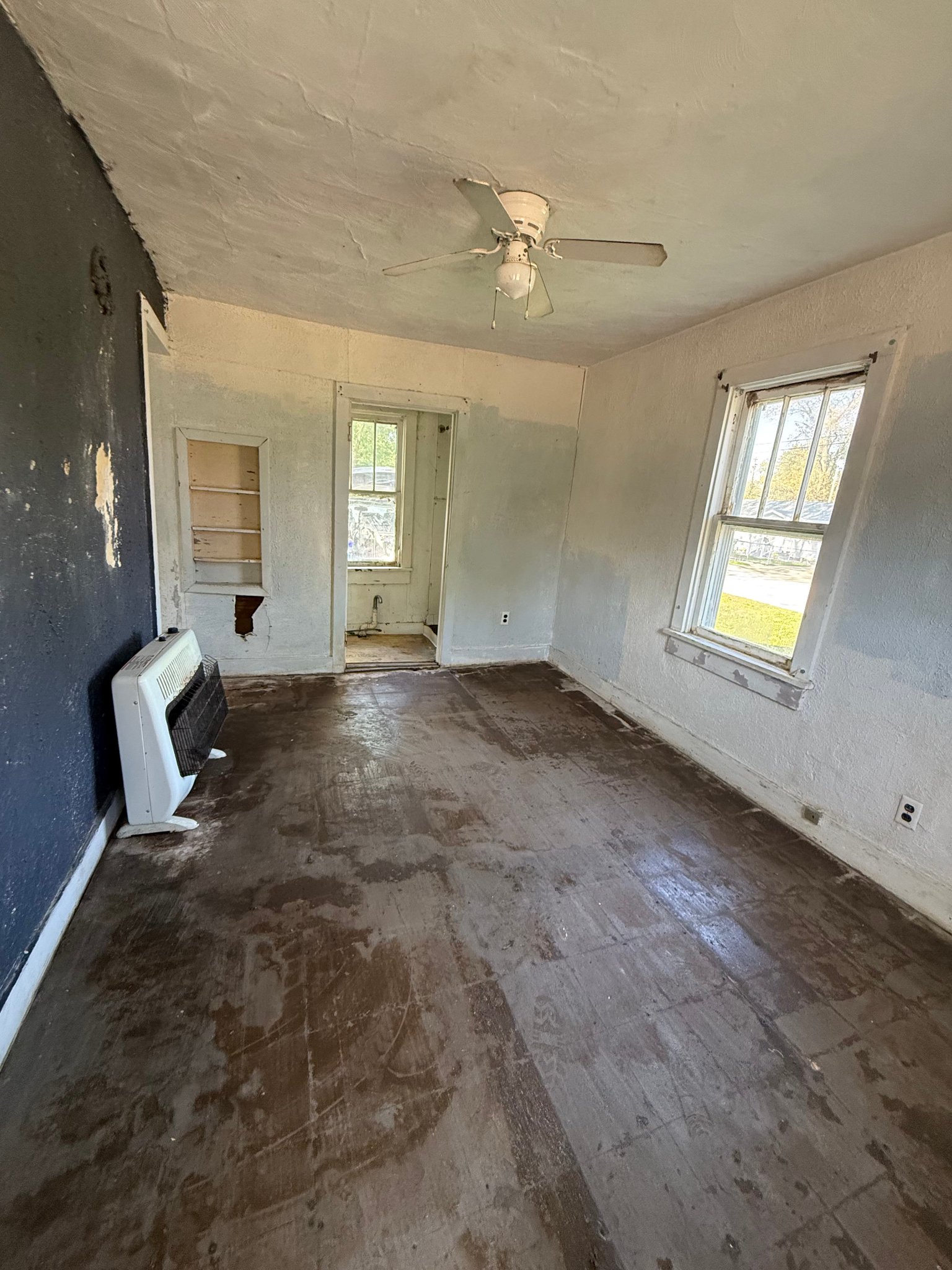 Decatur House: 1700 W Grand Ave