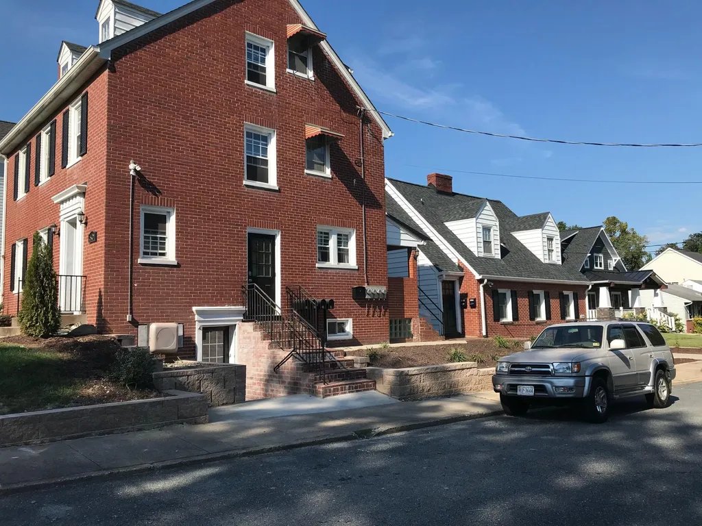 Fredericksburg Apartment: 601 Pitt Street