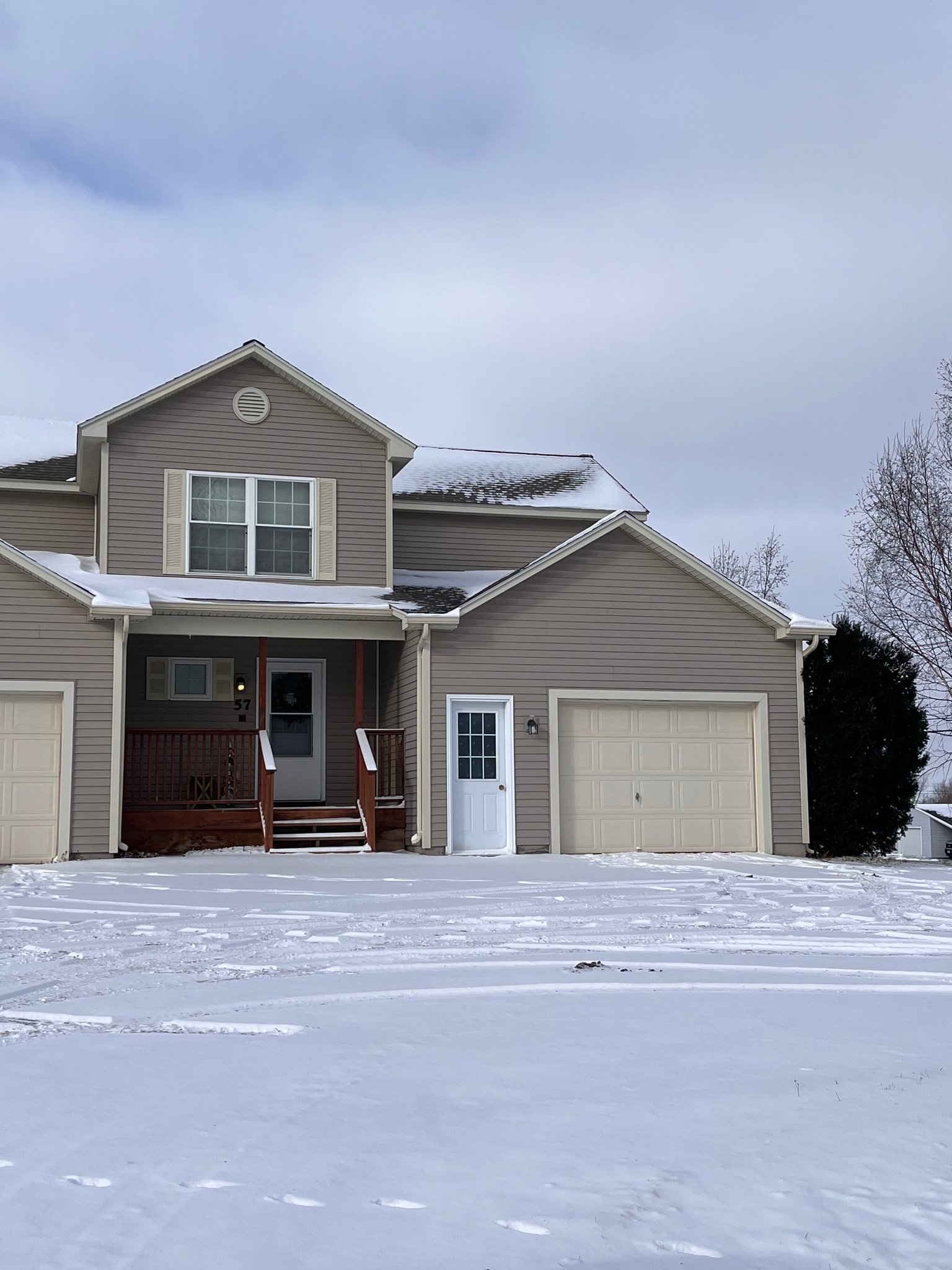 St Albans Townhome: 53 Parsons Ave