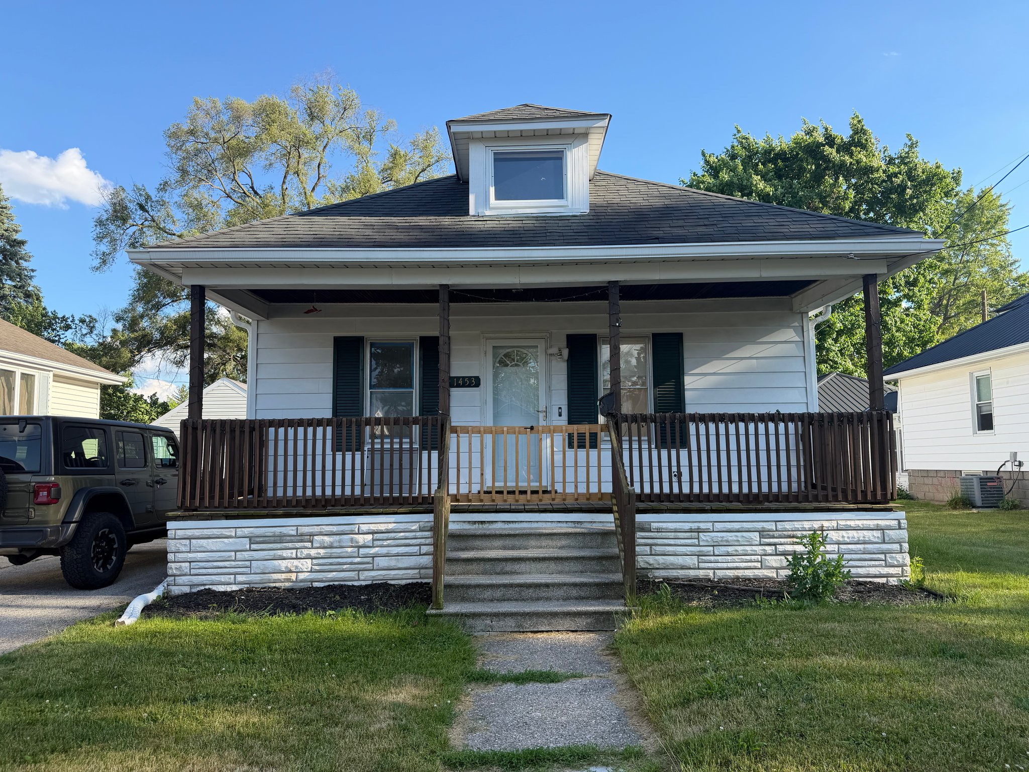 Saginaw House: 1453 Acacia St
