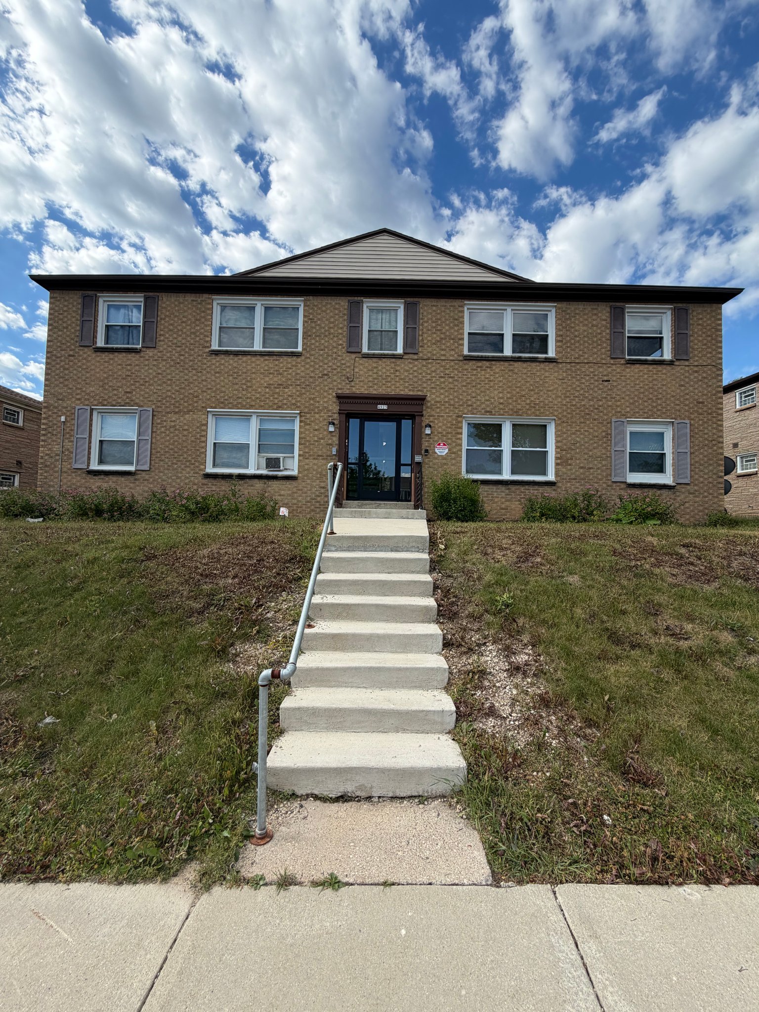 Milwaukee Apartment: 4925 W Oklahoma Ave