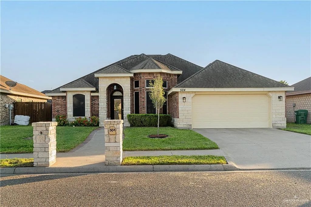 Pharr House: 504 E Biyaneta Ave