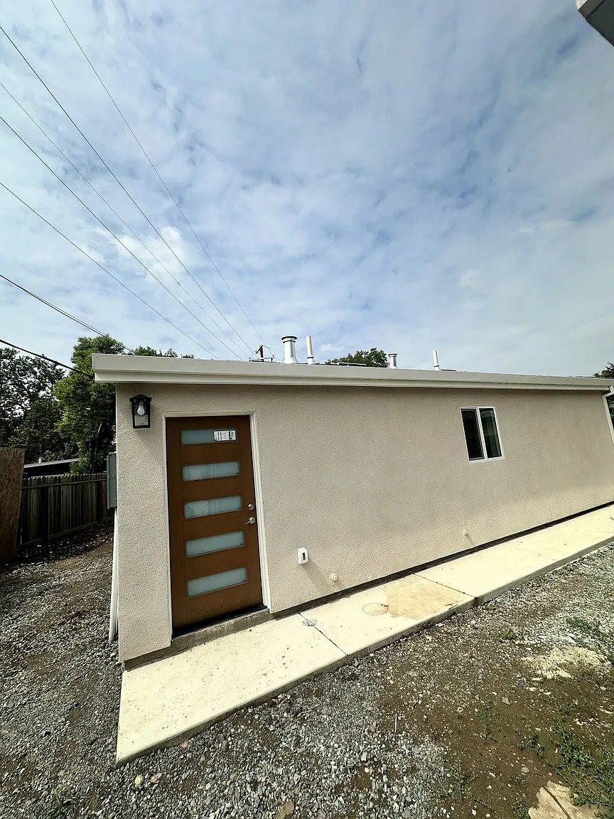 Davis House: 1301 Pole Line Rd