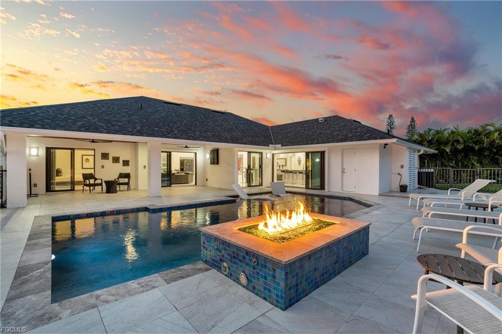 Naples House: 1919 Countess Ct