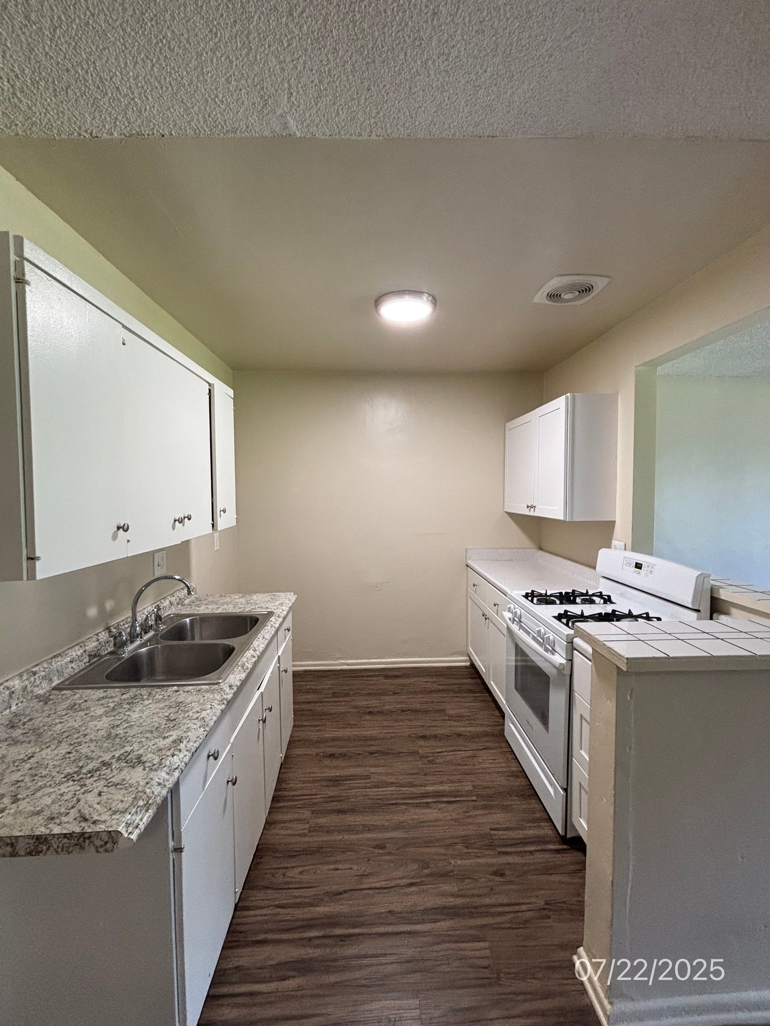 Garden Grove Apartment: 915 S Citron Ave #6