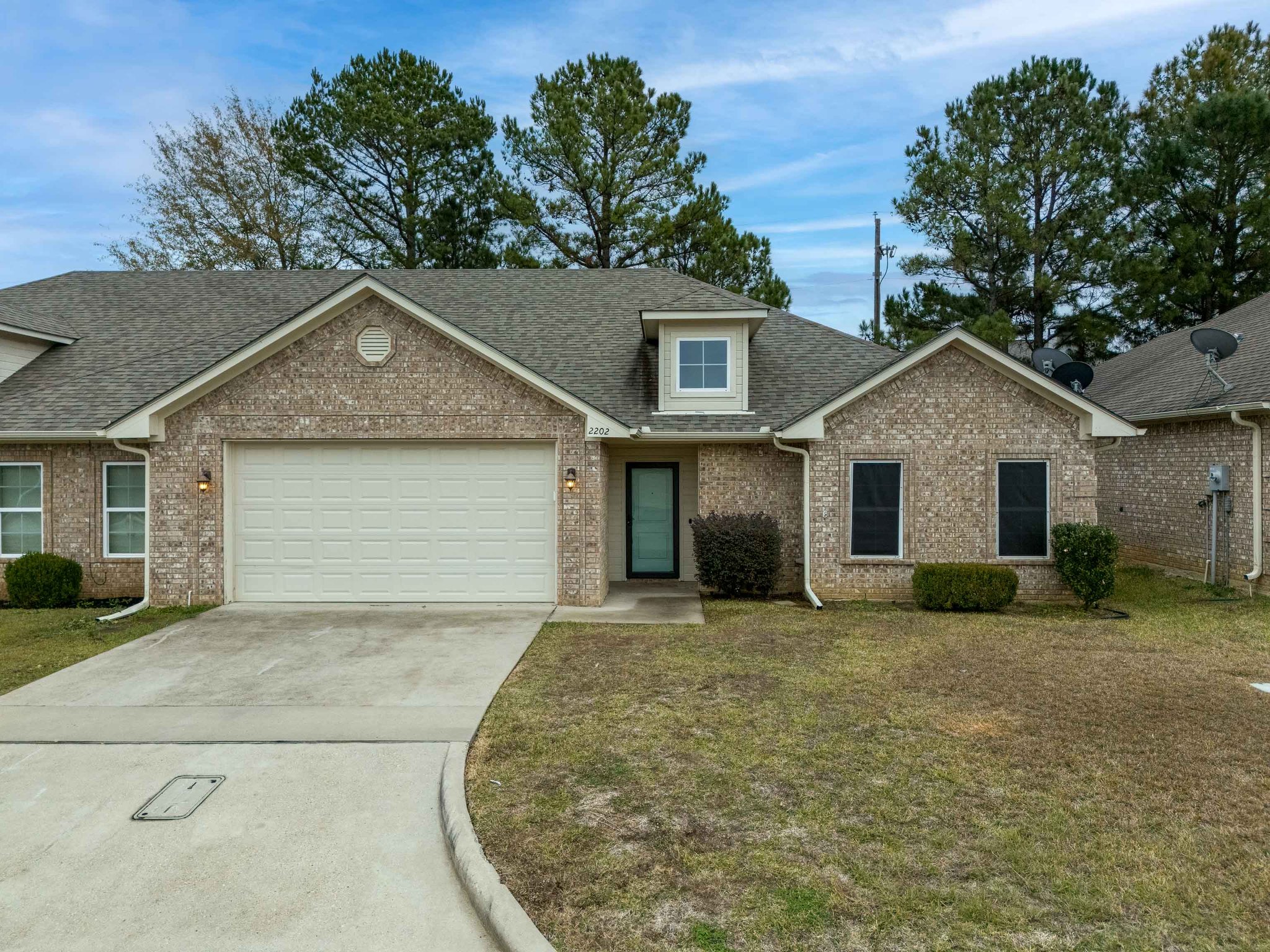 Longview Townhome: 2202 Woodgrove Ln
