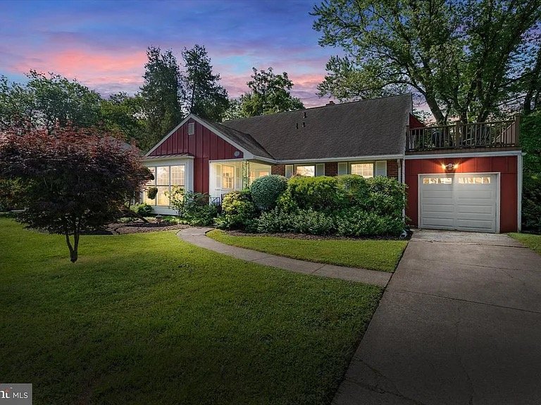 Newark Townhome: 55 Woodhill Ct