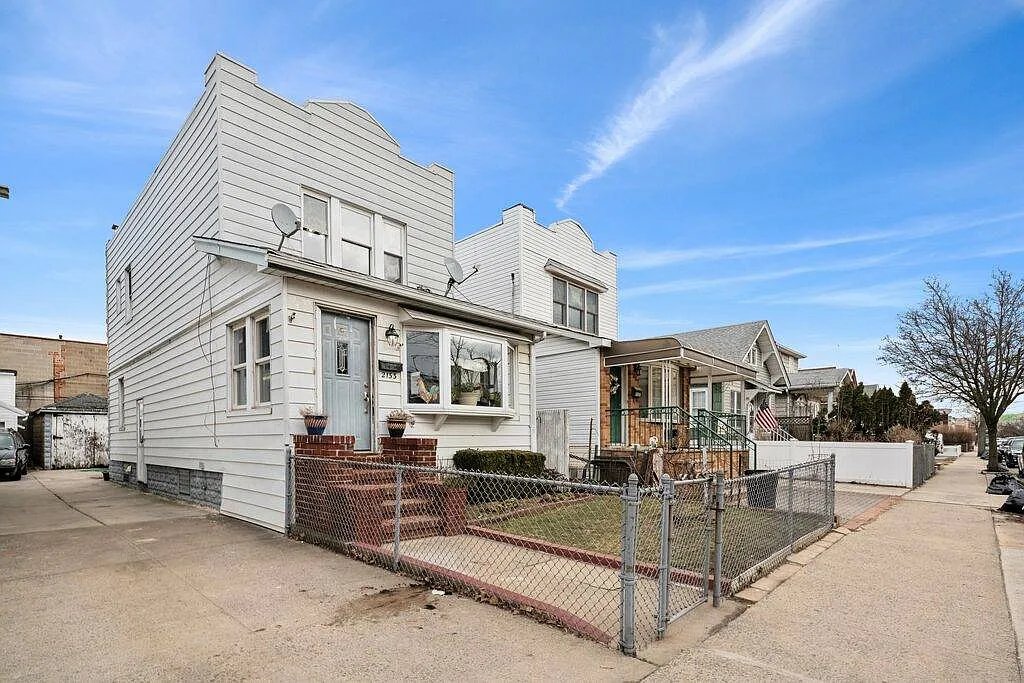 Brooklyn House: 2133 Hendrickson St