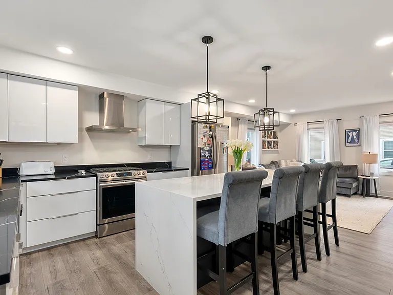 South Boston House: 169 W 9th St