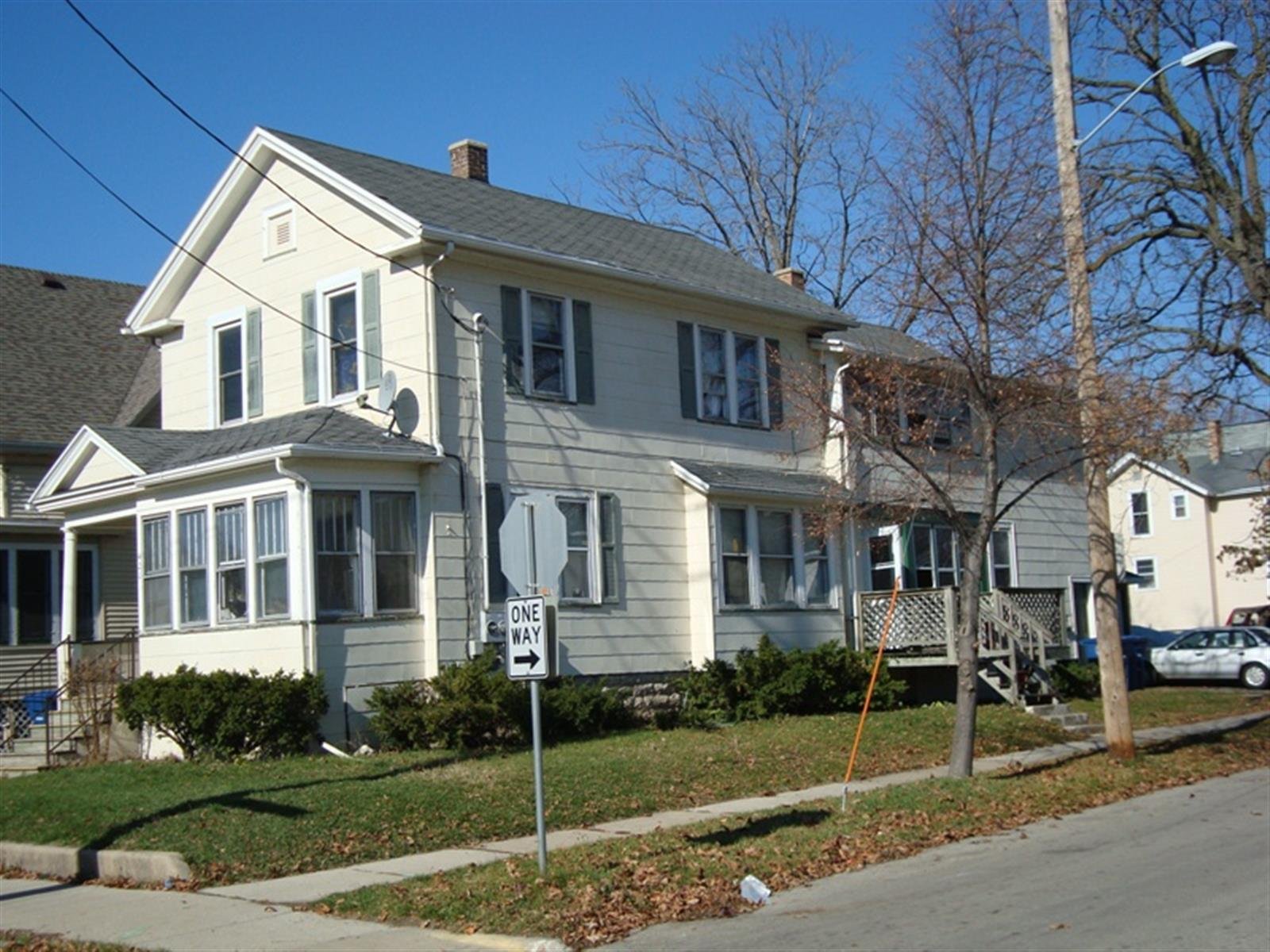 Oshkosh Apartment: 420 Waugoo Ave