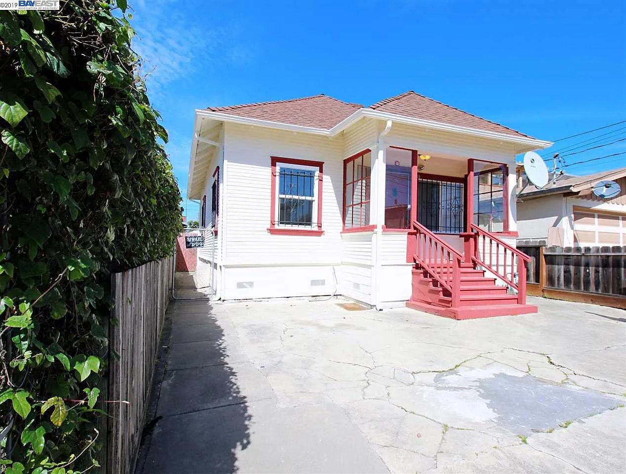 Oakland House: 3469 39th Ave