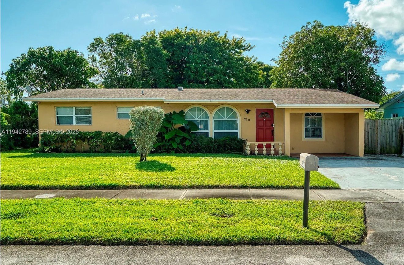 Deerfield Beach House: 910 NE 49th St