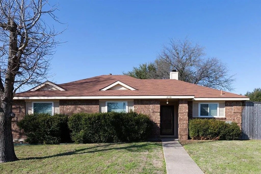 Rowlett House: 2321 Shadyoaks Ln