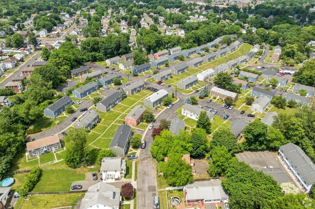 New Britain Apartment: 105 Ledgecrest ave