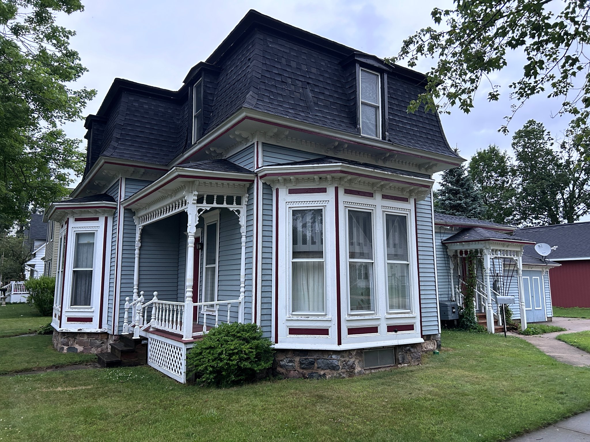 Vicksburg House: 325 S Main St
