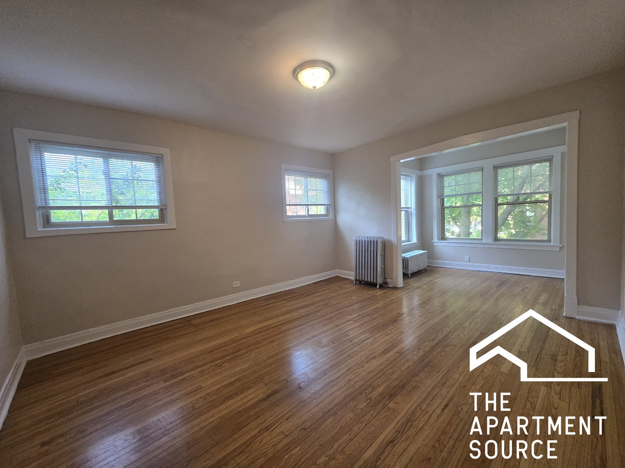 Evanston Apartment: 558 Elmwood Ave #1