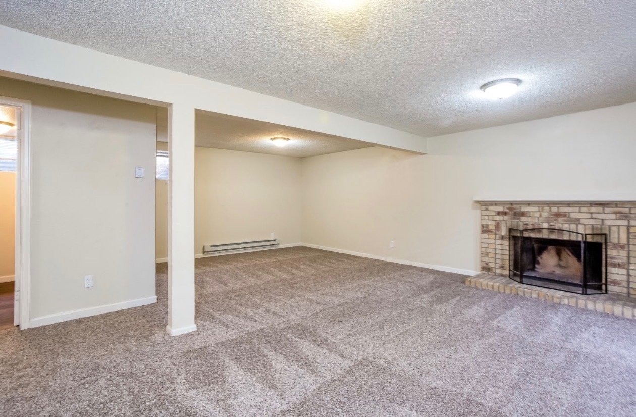 Aurora House: 17474 E Louisiana Ave