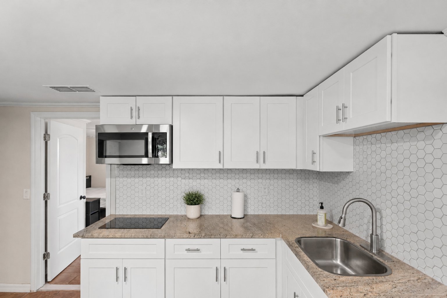 Tampa Single Room: 8823 W Robson St