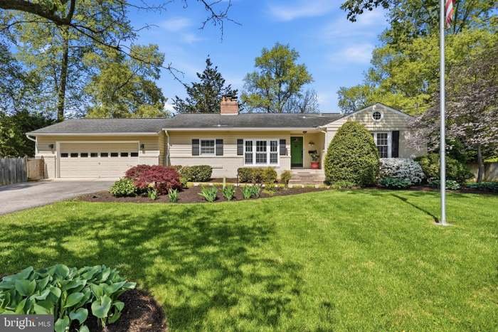 Alexandria House: 9220 Forest Haven Dr