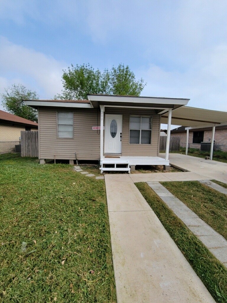 La Feria House: 200 W 6TH ST