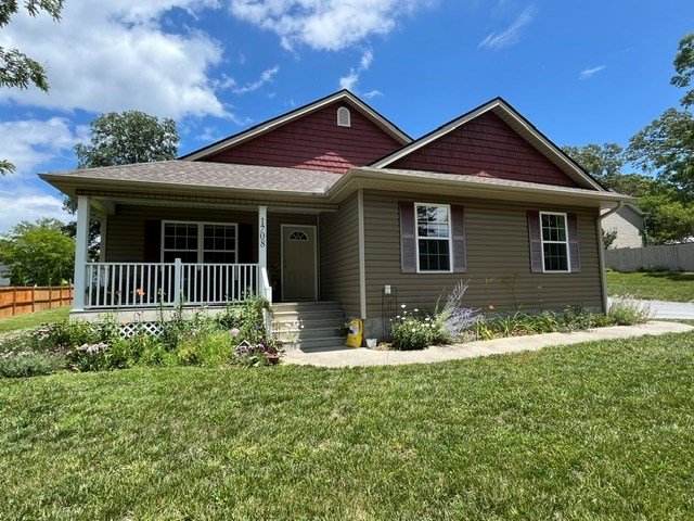 Hendersonville House: 1708 Haywood Rd