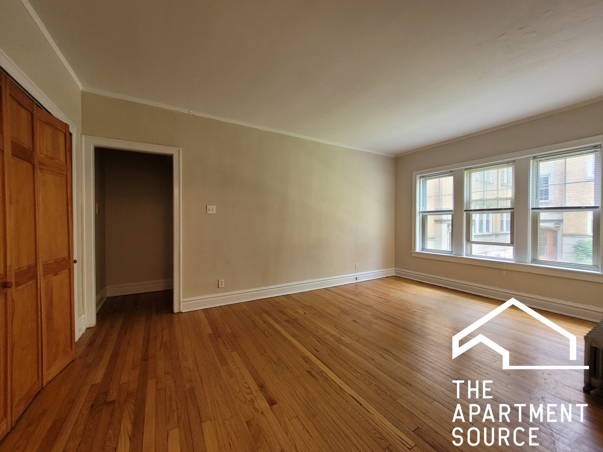 Evanston Apartment: 910 Reba Pl #2S