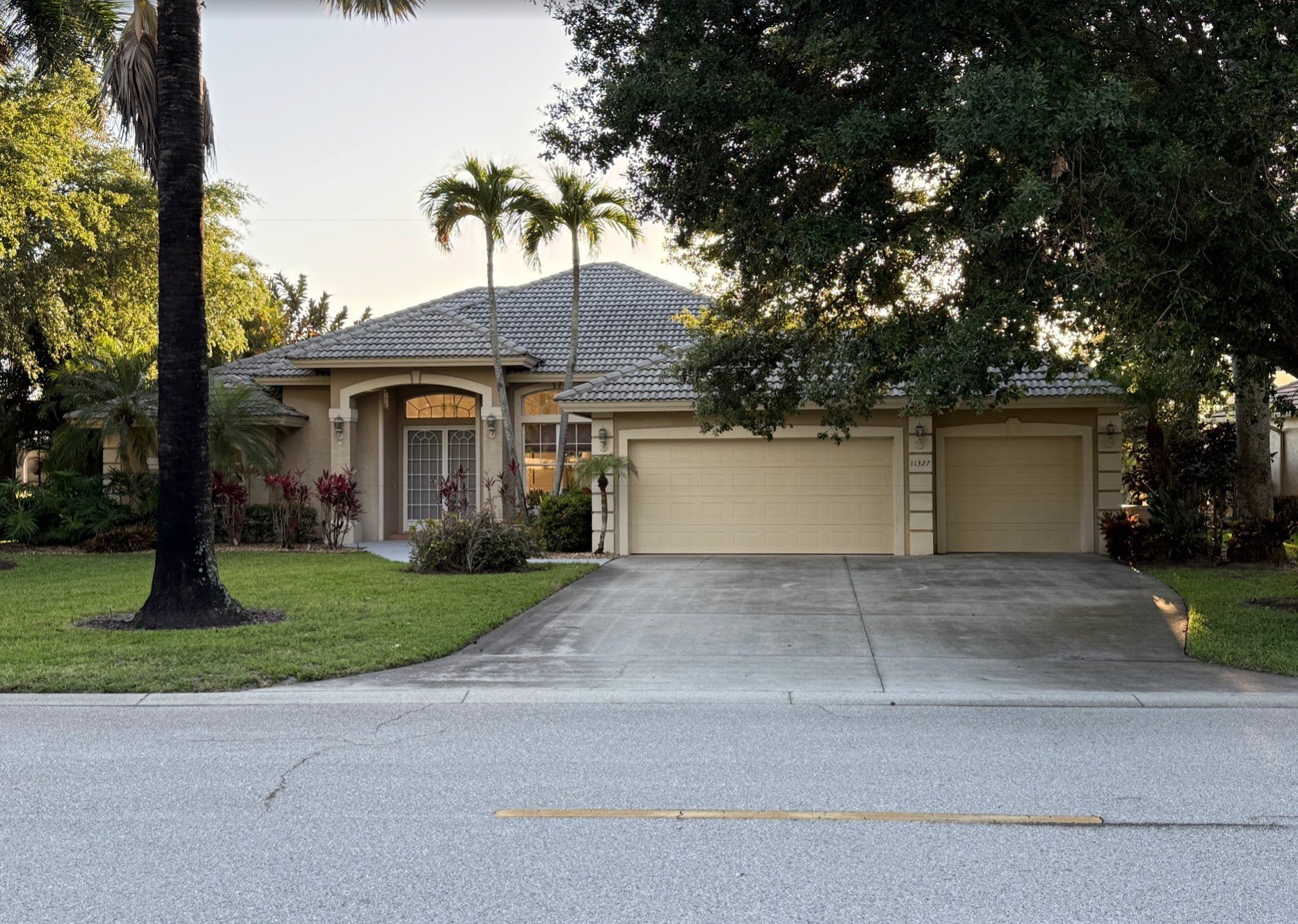 Naples House: 11327 Longshore Way E