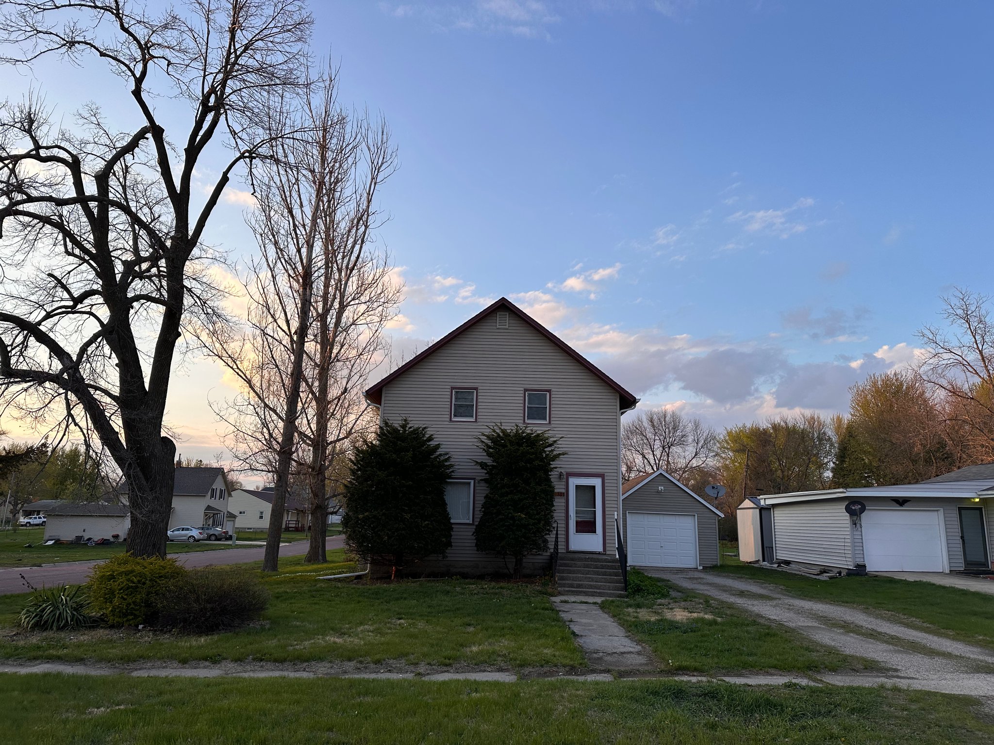Lake Park House: 301 Ave B E