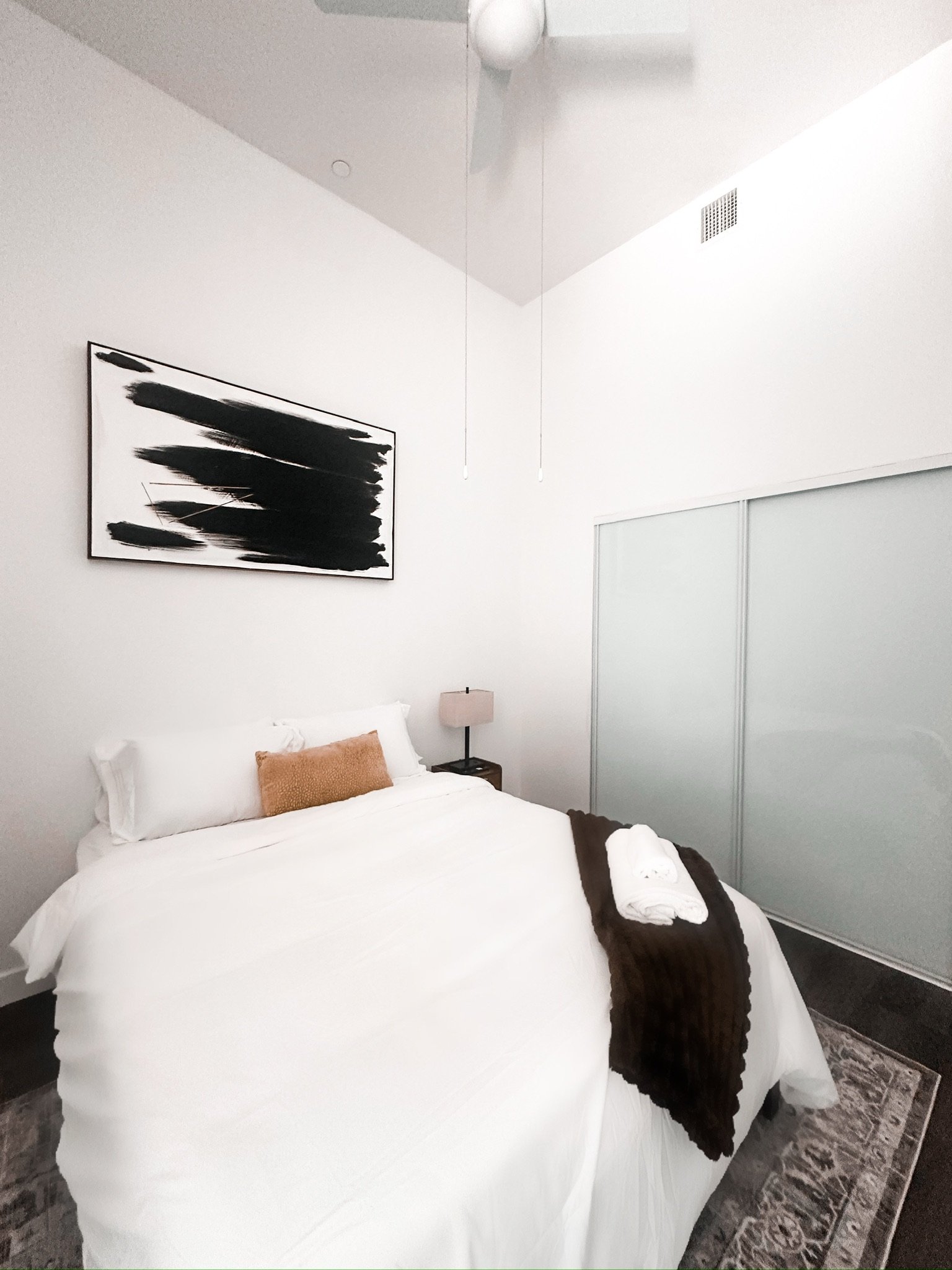 Long Beach Apartment: 207 E Seaside Way