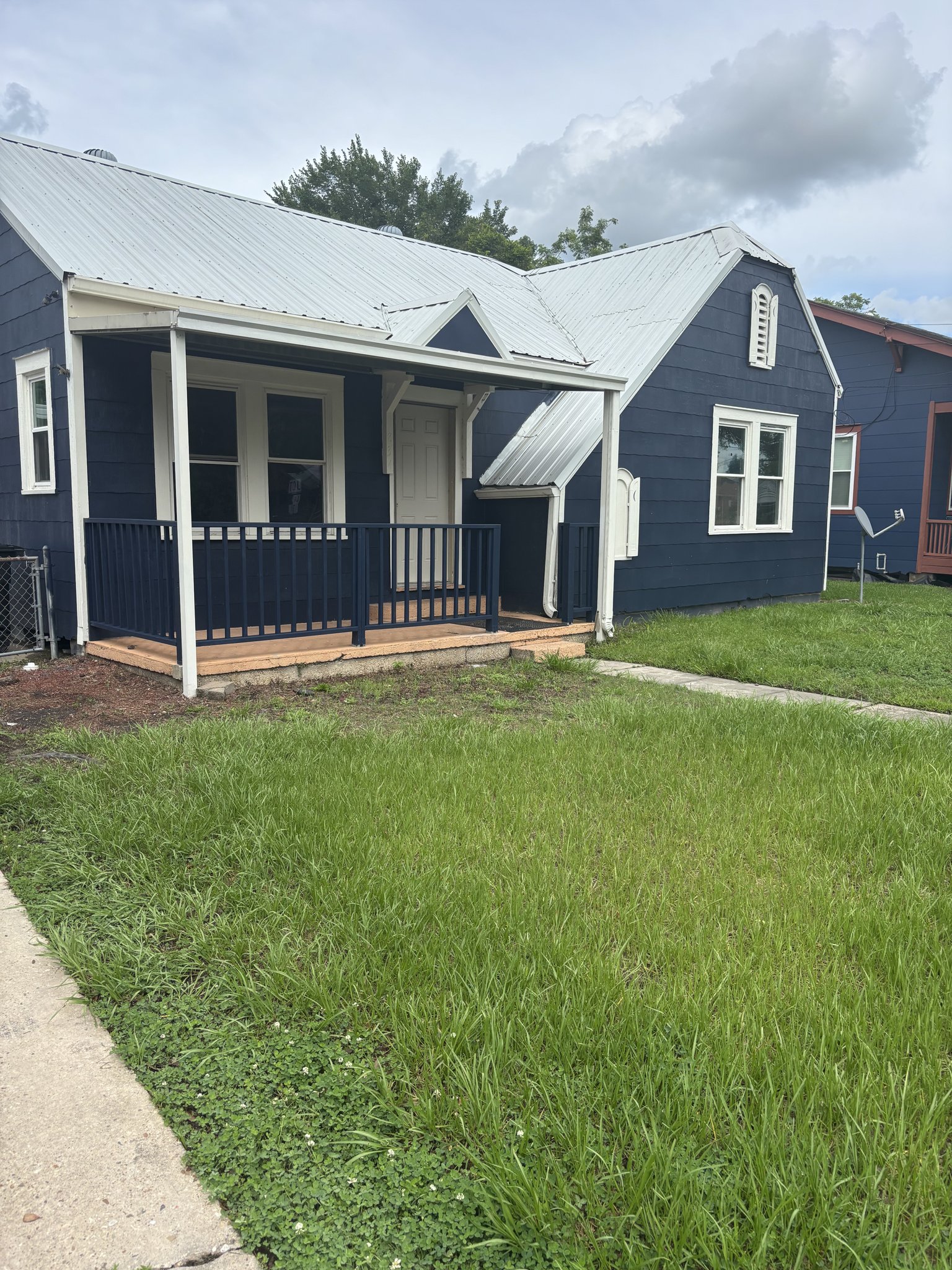 New Iberia House: 834 W Saint Peter