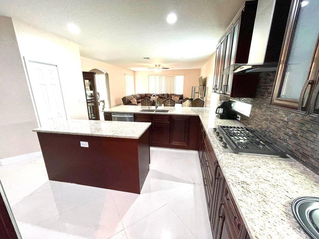 Wellington House: 10454 Galleria Street