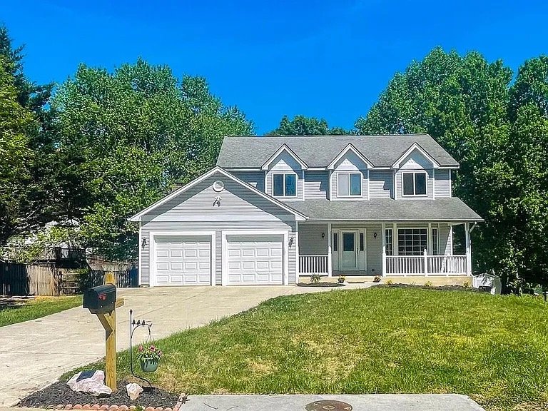 Waldorf House: 10384 Chamberlin Ct E