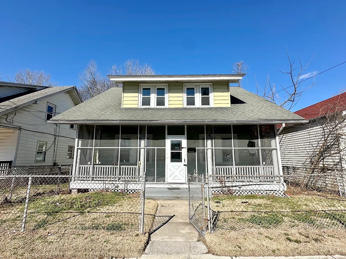 Pennsville House: 8 Main St